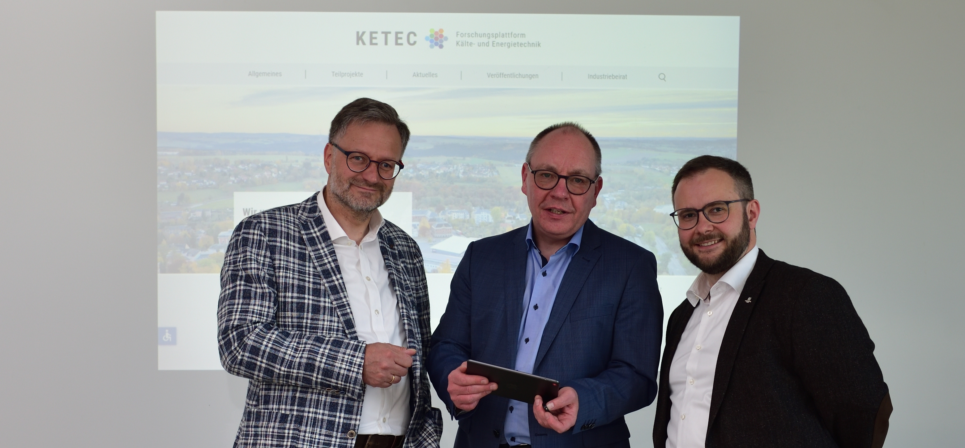 Prof. Dr. Thorsten Urbaneck und Prof. Dr. Markus Richter erläutern dem Oberbürgermeister Raphael Kürzinger den Aufbau und die Inhalte der Internetseite